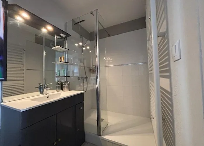 2 Pieces A Royan Avec Terrasse Et Parking Pres De La - Fr-1-494-218 *