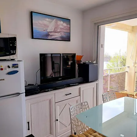 2 Pieces A Royan Avec Terrasse Et Parking Pres De La - Fr-1-494-218 Lägenhet