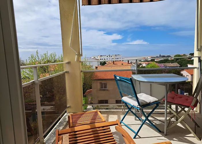 2 Pieces A Royan Avec Terrasse Et Parking Pres De La - Fr-1-494-218